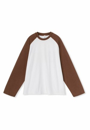 Langarmshirt mit braunen Raglanärmeln und weißem Körper, aus weichem Stoff, mit rundem Halsausschnitt und lockerer Passform.