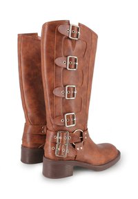 Botas altas de imitación cuero marrón con punta redonda, que presentan cuatro acentos decorativos de hebillas y una suela de tacón ancho.