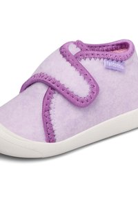Scarpa viola in scamosciato con una tomaia testurizzata, caratterizzata da un design a fascia incrociata e accenti di un viola chiaro, montata su una suola in gomma bianca.