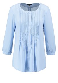 Blusa azzurra chiara realizzata in tessuto morbido, con scollatura rotonda, pieghe sul davanti e maniche a tre quarti con polsini arricciati.