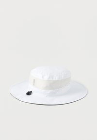 Λευκό καπέλο τύπου bucket με ευρύ γείσο και ταινία από δίχτυ για αερισμό. Διαθέτει σύρτη ρύθμισης με κορδόνι για προσαρμοστική εφαρμογή.