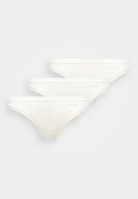 Drie witte katoenen string slipjes, gemaakt van een zachte, rekbare stof en met een delicate kantafwerking langs de tailleband en de beenopeningen.