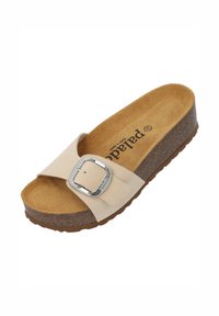 Beige schuif sandaal met een brede band, zilveren gespsluiting, kurken voetbed en een gestructureerde bruine rubberen zool. Kenmerkt zich door glad materiaal en een eenvoudig ontwerp.