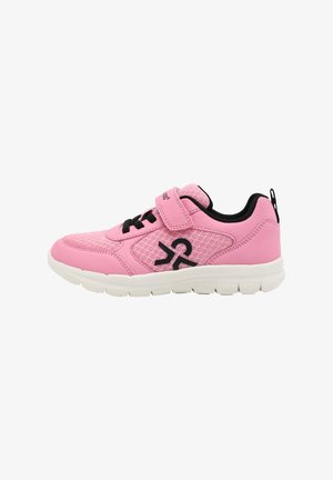 Chaussure de sport rose clair avec une tige en mesh, des accents noirs, une bride en velcro et une semelle blanche. Elle présente un logo sur le côté et des détails texturés.