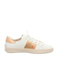 Weiße Sneakers mit einem metallisch goldenen Akzent, flachen Schnürsenkeln und einer strukturierten, beigen Sohle. Glattes Lederoberteil mit einem minimalistischen Design.