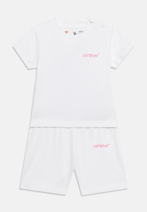 Wit shirt met korte mouwen en korte broek set met een roze "Off-White" logo op borst en dij, het shirt heeft een drukknoop op de schouder.