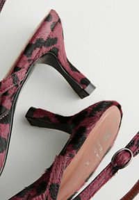Ružičasto-crna leopard print visoka potpetica s krznatom teksturom, sa šiljastim prstom i vitkom potpeticom, s detaljem od kožne trake.