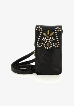 Borsa a tracolla nera in pelle con borchie decorative e dettagli floreali. Caratterizzata da una texture liscia e una tracolla removibile.