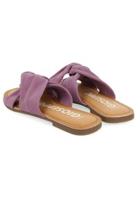 Infradito di stoffa viola con design superiore annodato, suola piatta marrone e soletta beige con logo del marchio in bianco.
