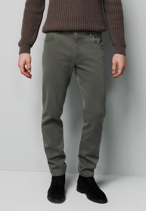 Heren grijze katoenen broek met een slim fit, vijf zakken en een ritssluiting. Gepaard met zwarte gestructureerde enkelbotten.