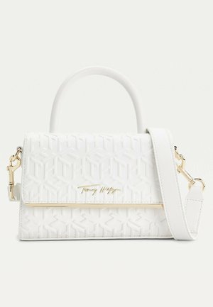 Biała torebka z fakturowanym geometrycznym wzorem, złotymi elementami ozdobnymi, uchwytem u góry oraz regulowanym paskiem na ramię.