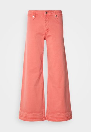 Korálové široké nohavice vyrobené z bavlny s piatimi vreckami, kovovým hardvérom a čistým dokončením na leme. Majú klasické zapínanie na gombík a zips.