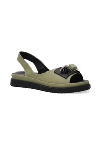 Grüne synthetische Slingback-Sandale mit einem schwarzen Akzent, offener Zehe und dekorativer Hardware mit einem schwarzen und hellgrünen Detail auf der Vorderseite.