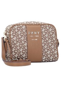 Brun mønstret crossover taske med DKNY-logo, der har en struktureret læderpanel og en justerbar skulderrem. Lynlåslukning på toppen.