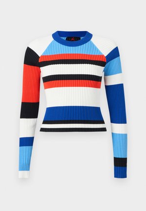 Ribbineuloksinen pitkähihainen lyhyt neulepusero, jossa vaakasuorat raidat sinisen, punaisen, mustan, valkoisen ja vaaleansinisen sävyissä yksivärisellä taustalla.