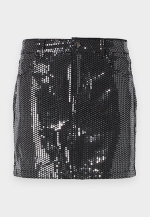 Zwarte pailletten mini-jurk met een aansluitend ontwerp, knoopsluiting en een glanzende textuur die het licht weerkaatst. Rechte zoom en functionele zakken.
