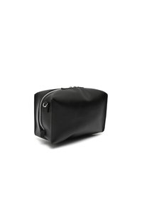 Trousse de toilette en cuir noir avec une forme rectangulaire, dotée d'une fermeture éclair argentée et d'une texture lisse.