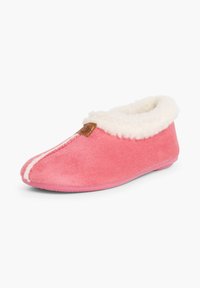 Chausson en peluche rose, fabriqué en tissu doux, avec une doublure en fourrure crème, une semelle lisse et un accent blanc cousu qui court le long de l'avant.