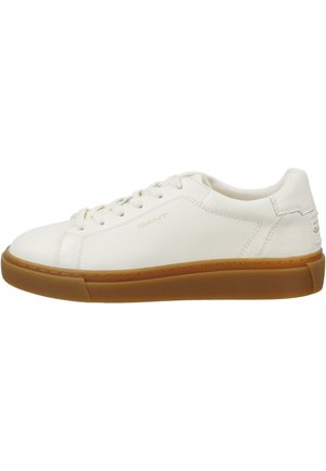 Bílé kožené tenisky s kulatou špičkou, plochou hnědou gumovou podrážkou, tónově sladěnými tkaničkami, jemným zlatým logem a semišovými akcenty na patě.