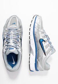 Nike Sportswear W NIKE P-3000 CNCPT - Sportcipő - metallic silver/white/black/team royal