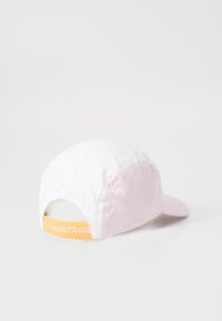 Baseballpet met een witte voorkant en een roze achterkant, voorzien van een gebogen klep. De achterkant heeft een oranje logo band. Gemaakt van lichtgewicht stof.