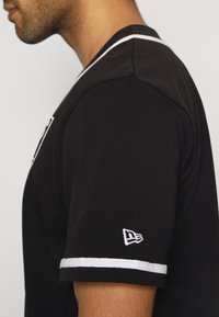 New Era NBA DISTRESSED LOGO BUTTON UP TEE LAS VEGAS RAIDERS - Roupa de discoteca - black