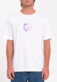 Witte katoenen t-shirt met een centraal meerkleurig grafisch ontwerp met een zeilboot, omringd door sterren en tekst in roze en blauw.