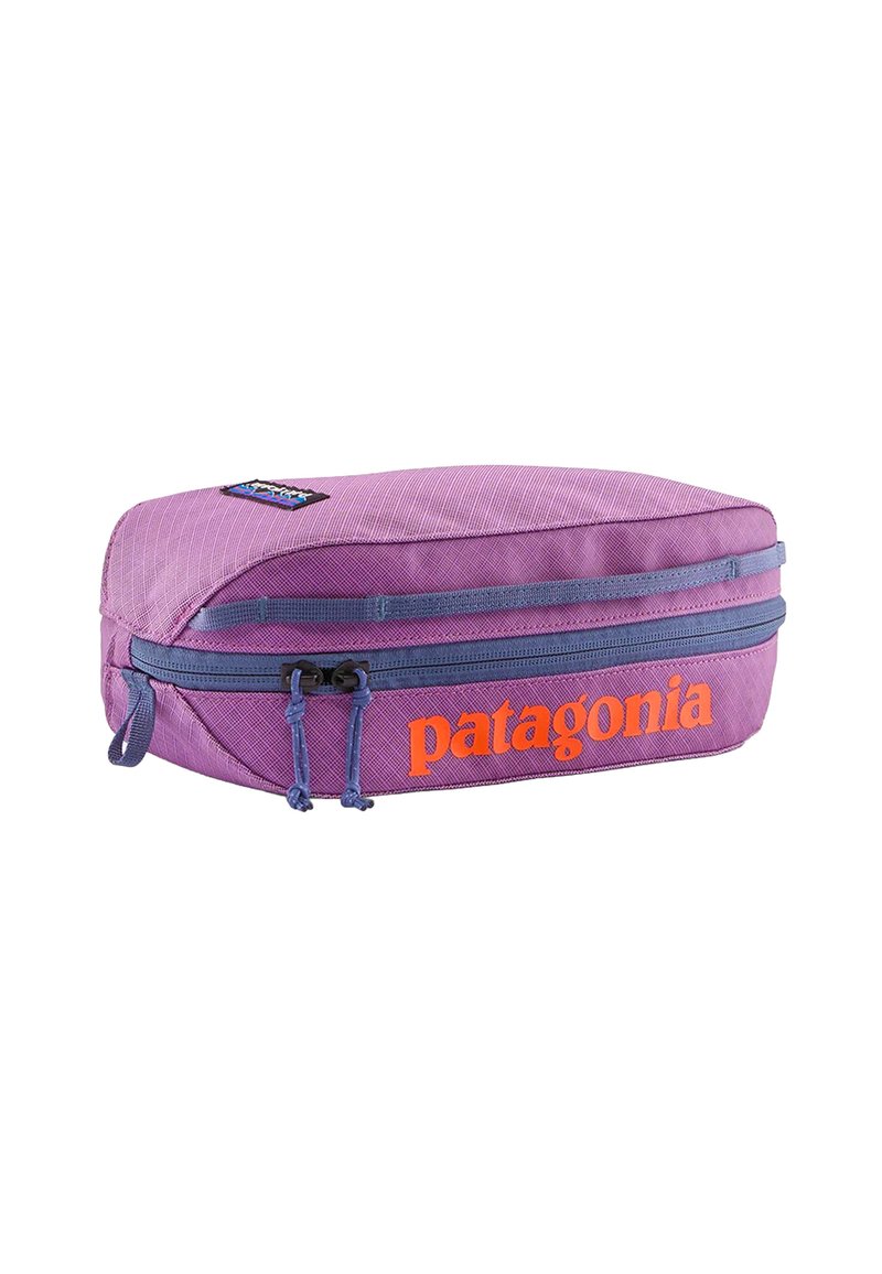 Funda rectangular morada con cremallera azul y el logo naranja de "Patagonia" en el lateral, hecha de tela duradera.