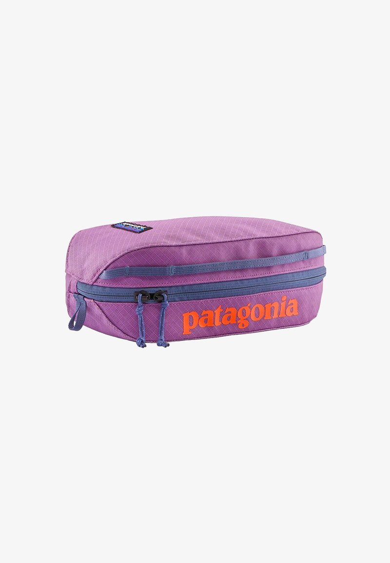 Funda rectangular morada con cremallera azul y el logo naranja de "Patagonia" en el lateral, hecha de tela duradera.