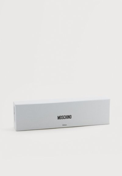 Boîte rectangulaire blanche à surface texturée, avec le nom de la marque "MOSCHINO" et "Milano" en police noire à l'avant.