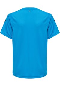 T-shirt de sport à manches courtes de couleur bleu vif, en tissu léger et lisse. Il présente un col ras du cou et des accents de couture légers.