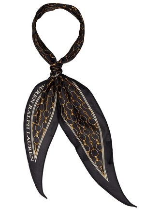 Zwarte zijden sjaal met patroon van een gouden paardenbitketting, vastgebonden in een lus met twee uiteinden, met de tekst "Lauren Ralph Lauren" aan één kant.