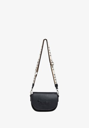 Juodas odinis krepšys per petį su išlenktu dizainu, turintis tekstūruotą paviršių ir dirželį su balta spalva užrašytu "Pepe Jeans".