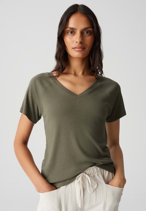 Olijfgroen, kortemouwen V-hals T-shirt in een geribbelde textuur, gecombineerd met lichte, met een koord verstelbare broek. Eenvoudig en aansluitend ontwerp.