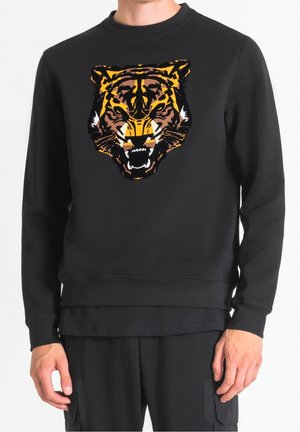 Schwarzes Langarm-Sweatshirt mit einer großen, detaillierten Grafik eines brüllenden Tigerkopfes in Orange, Braun und Weiß auf der Brust.