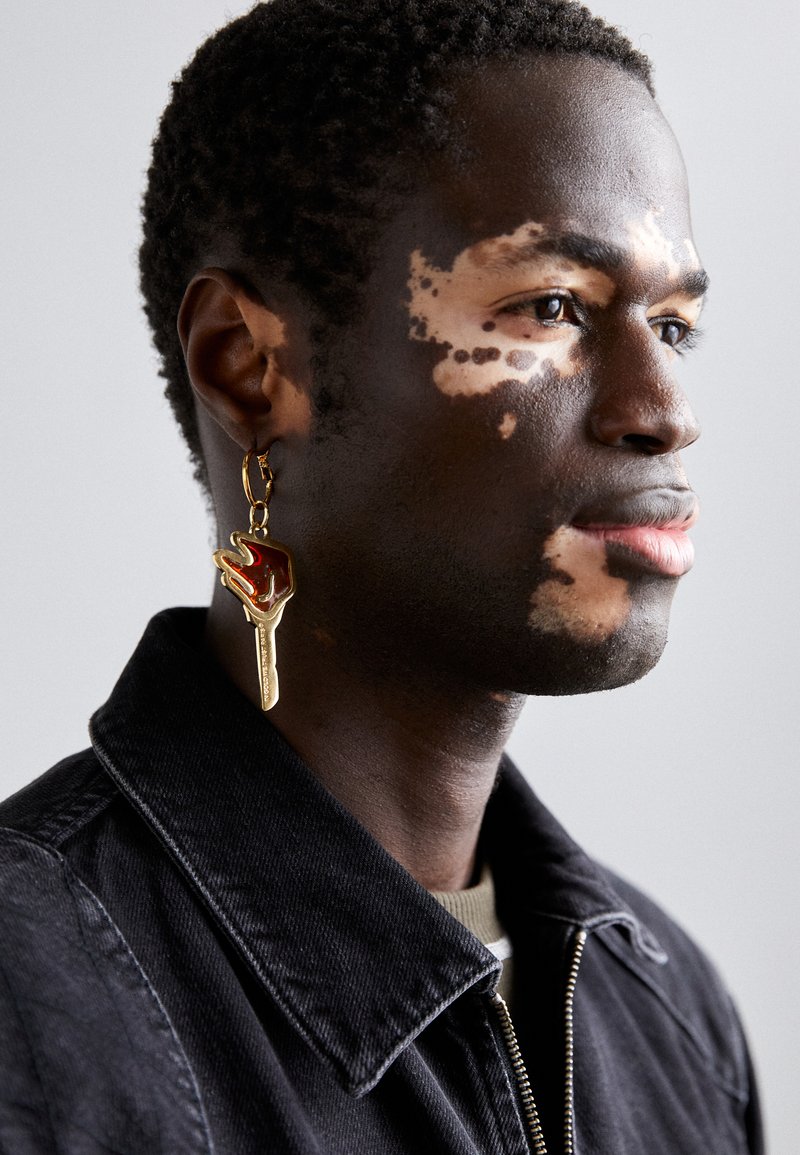 IN GOLD WE TRUST PARIS® Enkele oorbel goudkleurig