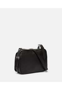 Borsa a spalla in pelle nera con forma rettangolare, doppia chiusura a zip, tracolla regolabile e superficie liscia.