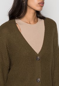 Vero Moda VMLEA V NECK CARDIGAN - Casaco de malha - dark olive