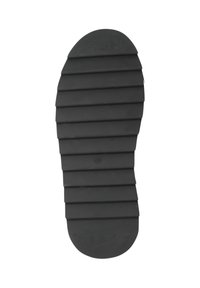 Soletta in gomma nera con scanalature orizzontali, punta arrotondata e nome del marchio in rilievo nella parte superiore. Progettata per garantire aderenza e stabilità.