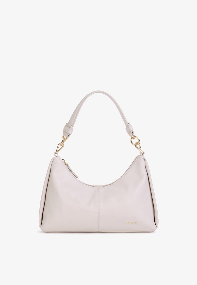 Sac à main en cuir gris clair avec une forme incurvée, une sangle unique, des accents en métal doré et un détail de marque subtil en bas.