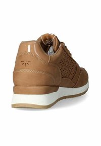 Sneaker in suede marrone con pannelli laterali perforati, suola in gomma bianca e rifiniture lucide. Punta arrotondata e tacco imbottito per il comfort.