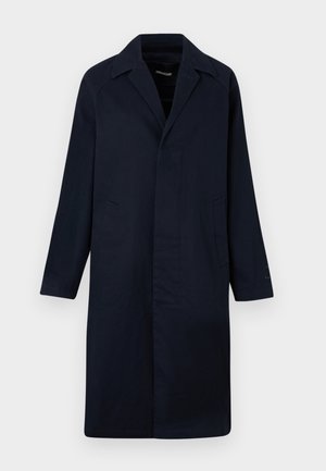 Tumši zils garš pārvalks ar izgrieztu apkakli, garām piedurknēm un divām sānu kabatām, attēlots uz vienkārša fona.