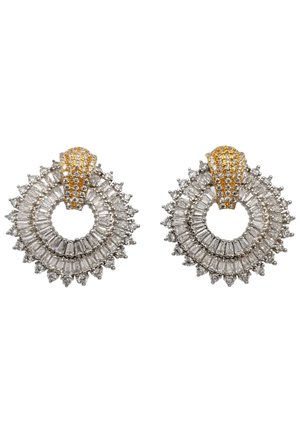 Orecchini in argento e oro con design circolare, decorati con pietre baguette e rotonde, dettagli intricati e un anello superiore testurizzato.