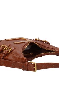 Borsa a tracolla in pelle marrone con zip, tracolla e dettagli in tonalità dorata. Superficie texture con accenti di fibbia notevoli e tasca interna.