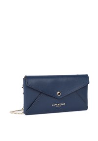 Portefeuille en cuir bleu marine avec un design en forme d'enveloppe, présentant une surface texturée, des accessoires en or et un logo "LANCASTER PARIS" en relief.