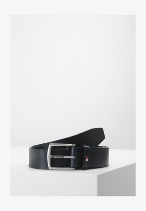 Must mustriba mustriba hõbedase ristkülikukujulise pandlaga. Pandlal on väike logo detail ja sile pind. Lihtne, klassikaline disain.