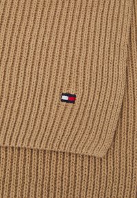 Tommy Hilfiger ESSENTIAL FLAG SCARF - Huivi - camel
