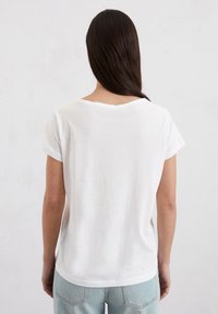 Witte T-shirt met korte mouwen en een ronde halslijn, gemaakt van zachte katoen, met een effen textuur en een relaxed fit. Achteraanzicht weergegeven.