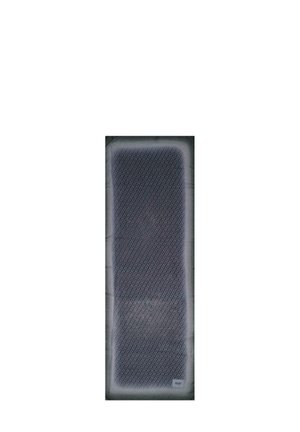 Tappetino da yoga rettangolare di colore grigio scuro con un motivo sottile e ripetuto e una piccola etichetta bianca con logo nell'angolo in basso a destra.
