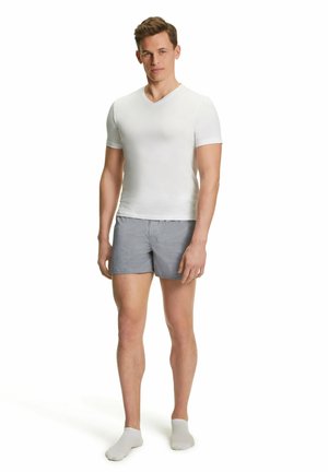 Weißes Kurzarm-V-Ausschnitt-Shirt, graue gestreifte Shorts und hellgraue Socken. Die Shorts sind leicht und mit einem elastischen Bund ausgestattet.